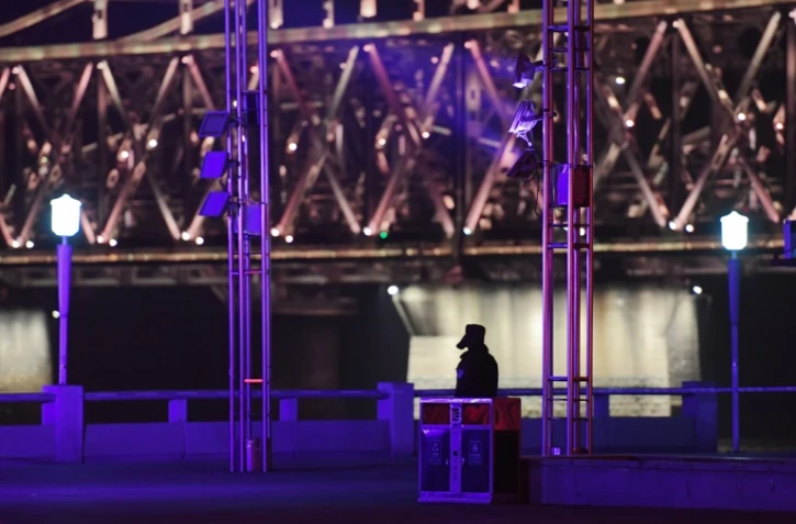 Patrouille d'un policier près de la frontière sino-coréenne avant l'arrivée du train transportant Kim Jong-Un à Dandong en Chine le 23 février 2019