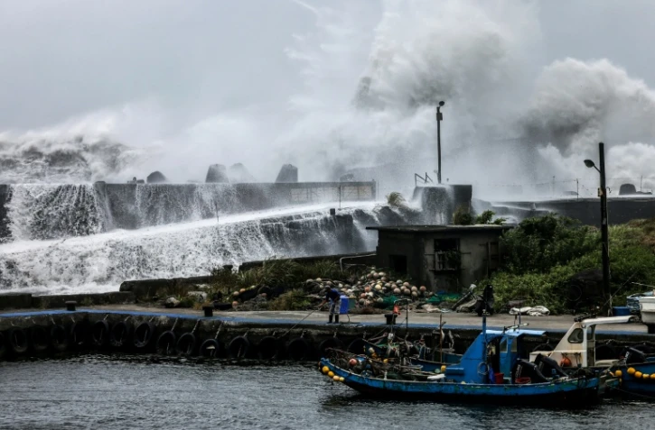 Mer déchaînée à Yilan, à Taïwan, à l'approche du typhon Bavi, le 10 juillet 2026
