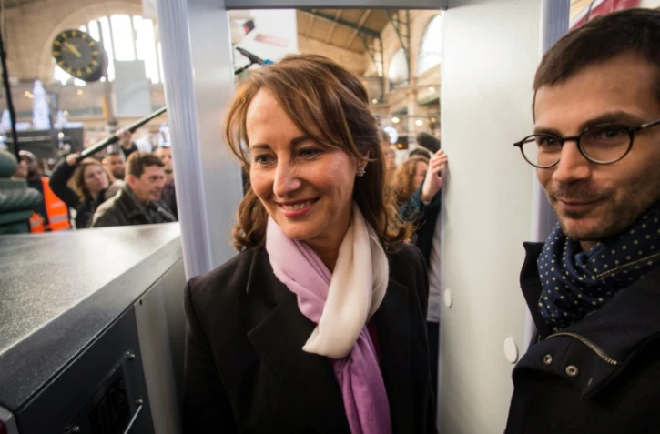 La ministre de l'Environnement Ségolène Royal arrive à la Gare du Nord le 17 décembre 2015, à Paris
