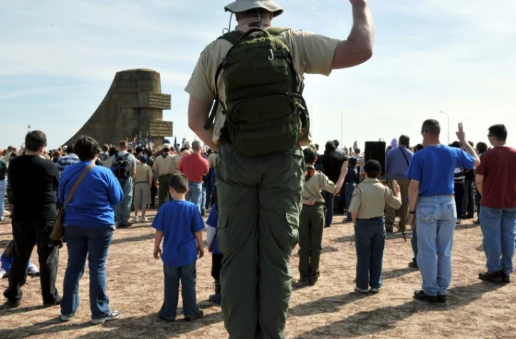 Des scouts européens, turcs et saoudiens participent à une cérémonie sur la plage de Saint-Laurent-sur-Mer, dans le Calvados, le 26 avril 2008