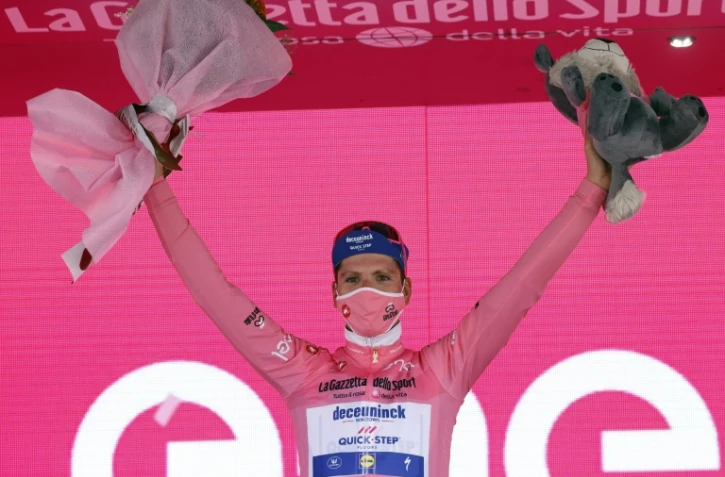 Le Portugais Joao Almeida fête son maillot rose sur le podium de la 13e étape du Tour d'Italie, à Monselice, le 16 octobre 2020