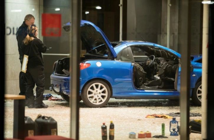Des policiers inspectent les dégâts provoqués par un homme qui a foncé avec sa voiture contre le siège du SPD, le 25 décembre 2017 à Berlin