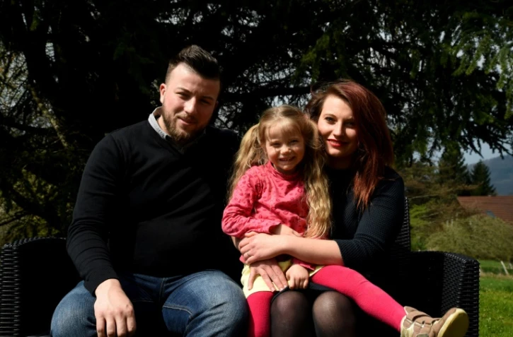 Yoan Bombarde (g), Sabrina Dietsch (d) et leur fille Louna, le 4 avril 2017 à Revel en Isère