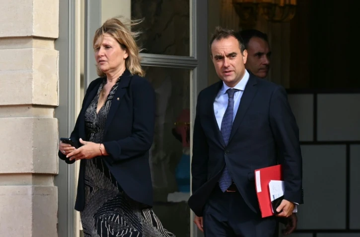 La présidente de l'Assemblée nationale Yaël Braun-Pivet (g) et le nouveau Premier ministre Sébastien Lacornu à la sortie du Palais Bourbon, le 11 septembre 2025 à Paris