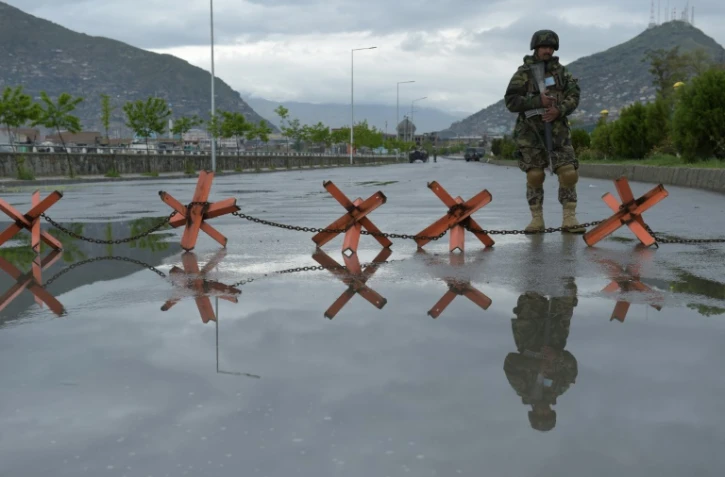 Un soldat de l'armée nationale afghane monte la garde à Kaboul, le 19 avril 2016