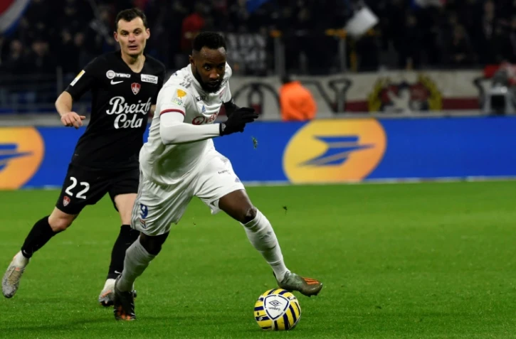 L'attaquant de Lyon Moussa Dembélé devant le milieu de Brest Hugo Magnetti (g) en quart de finale de Coupe de la Ligue, le 8 janvier 2020 à Décines-Charpieu, près de Lyon