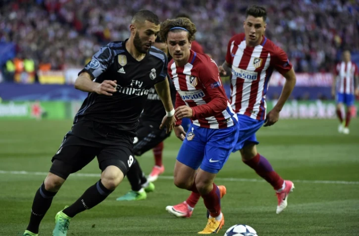 Les attaquants français Karim Benzema et Antoine Griezmann lors d'un match de Ligue des champions entre le Real et l'Atletico, le 10 mai 2017 à Vicente Calderon