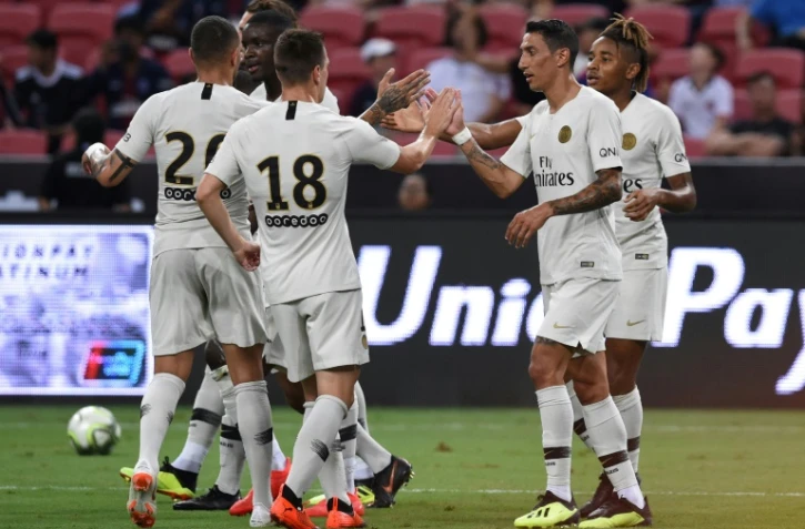 Le joueur du Paris Saint-Germain Christopher Nkunku (d) buteur lors du match amical face à l'Atlético Madrid à Singapore le 30 juillet 2018