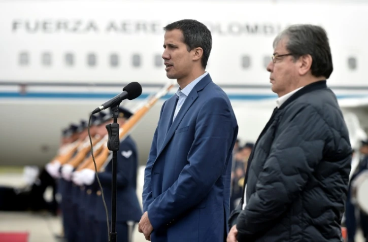 Juan Guaido (G) aux côtés du ministre colombien des Affaires étrangères Carlos Holmes Trujillo à Bogota, le 24 février 2019