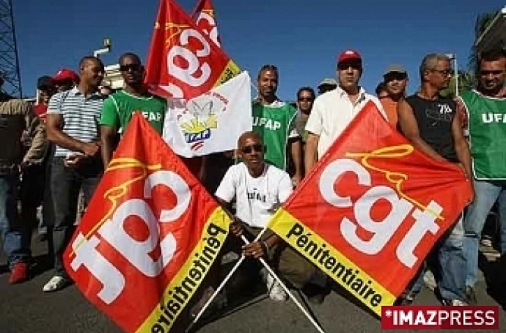 Mardi 5 mai 2009 Les surveillants de prison bloquent l'extraction des détenus du centre pénitentiaire du Port