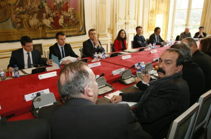 Le Premier ministre Manuel Valls reçoit le secrétaire général de la CGT Philippe Martinez (R) lundi à Matignon sur le projet contesté de réforme du Code du travail, le 14 mars 2016