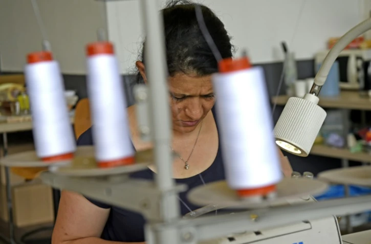 Une femme travaille dans l'atelier de l'association Plateau Fertile, le 25 juillet 2019 à Roubaix