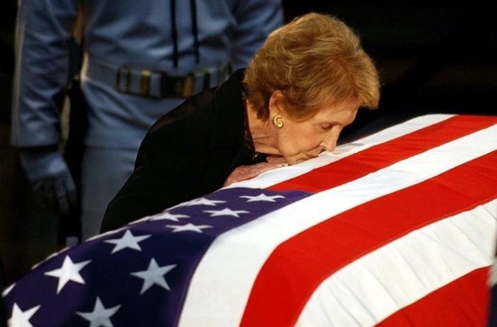 Nancy Reagan dépose un baiser sur le cercueil de son mari, le 11 juin 2004, au Capitole à Washington