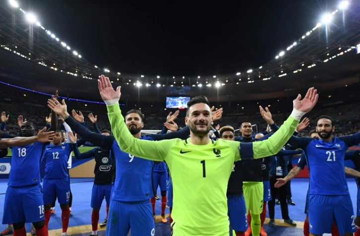 Le capitaine des Bleus Hugo Lloris et ses coéquipiers fêtent la qualification de la France pour le Mondial, le 10 octobre 2017 au Stade de France 