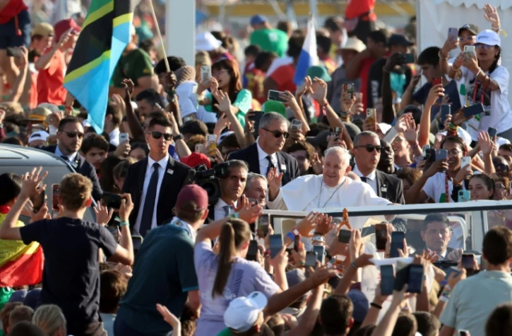 Le pape François salue la foule avant la messe de clôture des Journées mondiale de la jeunesse (JMJ) à Lisbonne, le 6 août 2023