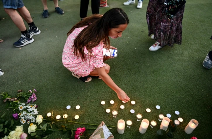 Autel improvisé dans les Jardins de l'Europe à Annecy après l'agression au couteau de six personnes, le 8 juin 2023
