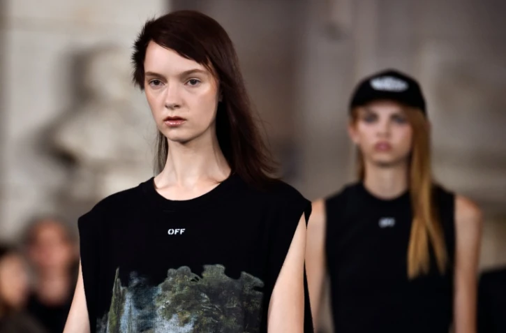 Des mannequins présentent la collection  prêt-à-porter Printemps-Ete de Off-White 2016-2017 lors de la Fashion week de Paris, le 29 septembre 2016