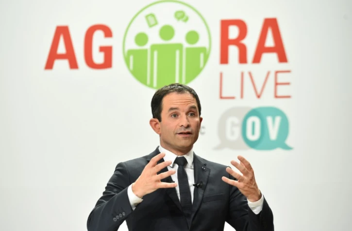 Benoît Hamon anime une séance de questions-réponses avec la salle lors d'une réunion publique à Blois, le 21 février 2017