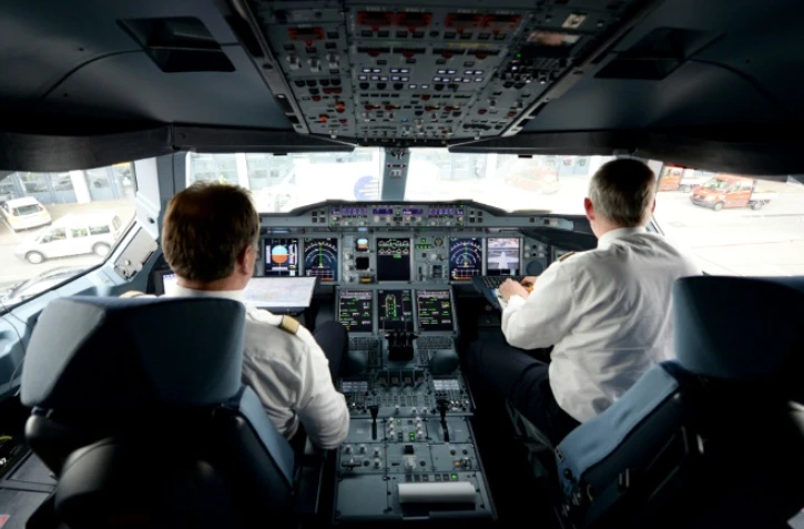 Le cockpit d'un Airbus A380 de la Lufthansa, le 4 juin 2014 à Hambourg dans le nord de l'Allemagne