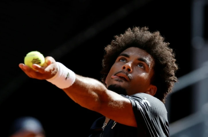 Arthur Fils au service contre l'Italien Jannik Sinner lors du Masters 1000 de Madrid à la Caja Magica le 1er mai 2026 