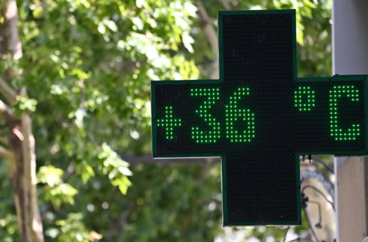Le thermomètre d'une pharmacie indique 36 degrés à Nîmes le 19 juillet 2023