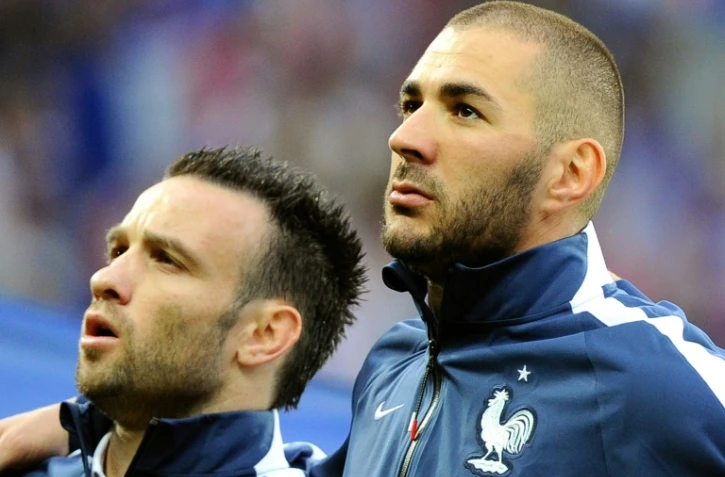 Les attaquants des Bleus Mathieu Valbuena et Karim Benzema avant un match amical contre la JamaÏque, le 8 juin 2014 à Villeneuve-d'Ascq