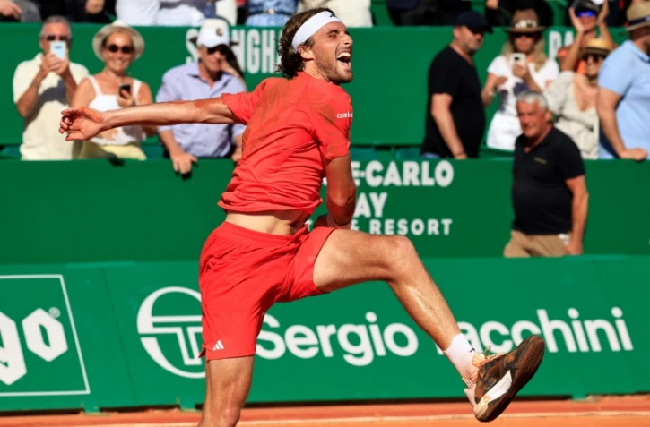 Le joueur de tennis grec Stefanos Tsitsipas fête sa victoire lors de l'Open de tennis de Monte-Carlo ATP contre le Norvégien Casper Ruud sur le court Rainier III à Monte-Carlo le 14 avril 2024.