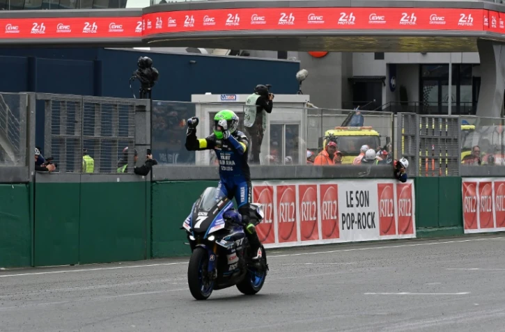 La Yart-Yamaha N.7 franchit la ligne d'arrivée lors de sa victoire aux 24 Heures motos sur le circuit Bugatti au Mans le 20 avril 2025.
