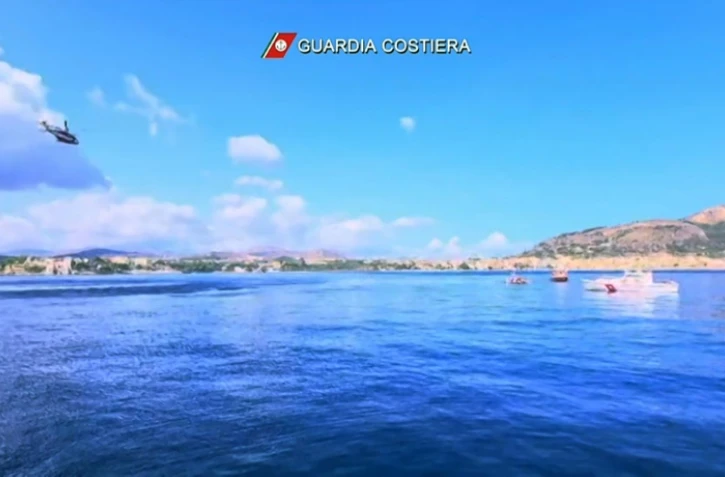 Extrait d'une vidéo fournie par les garde-côtes italiens montrant les secours à la recherche de personnes disparues après le naufrage d'un voilier de luxe au large de la côte de Porticello, en Sicile, le 19 août 2024