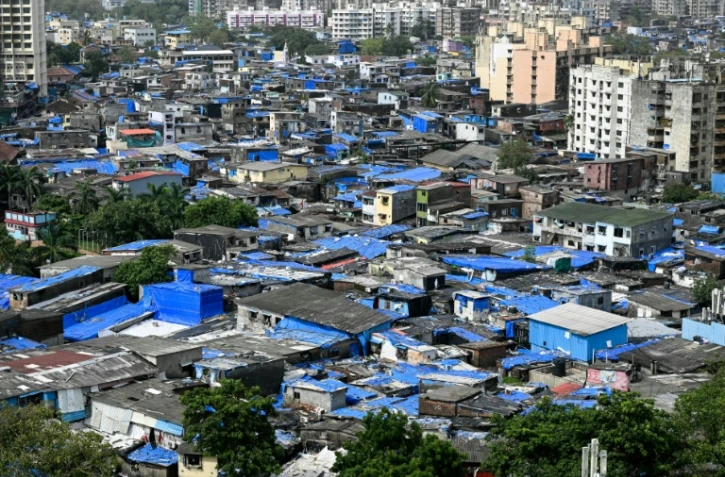Des immeubles résidentiels autour du bidonville de Dharavi, le 12 juillet 2025 à Bombay, en Inde
