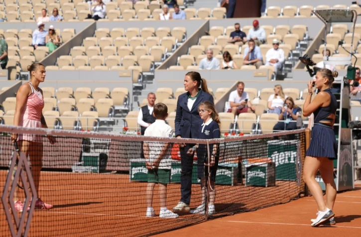 La Bélarusse Aryna Sabalenkla (g) et l'Ukrainienne Marta Kostyuk lors du toss avan leur match à Roland-Garros, le 28 mai 2023