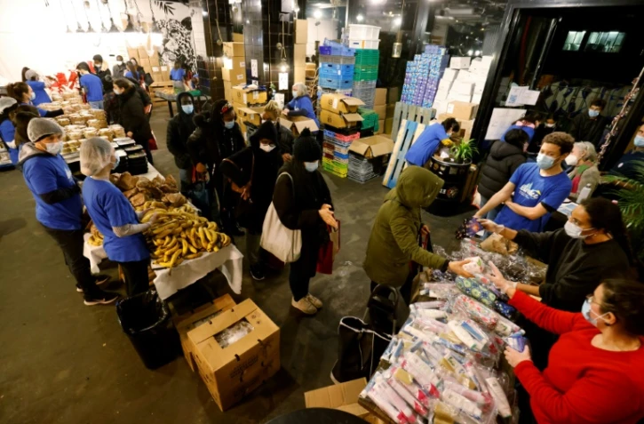 Des étudiants viennent chercher des colis d'aide alimentaire le 28 janvier 2021 à Paris