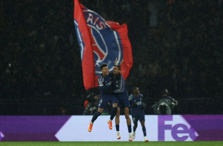 Les joueurs du Paris SG Bradley Barcola (à droite) et Desiré Doué célèbrent la victoire du club parisien face à Manchester City en Ligue des champions, à Paris le 22 janvier 2025
