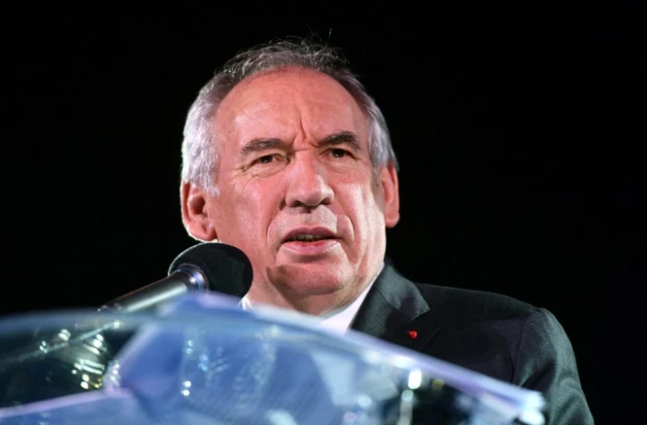 Par pragmatisme ou pour limiter les risques, François Bayrou assume de rester en retrait des négociations sur le budget, laissant ses poids lourds à la manœuvre pour tenter d'obtenir une non-censure de la gauche sans froisser ses partenaires