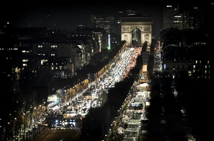 Trafic nocturne sur les Champs-Elysées à Paris, le 24 novembre 2016