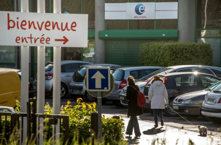Deux femmes marchent devant un Pôle emploi, à Lille, le 27 avril 2017