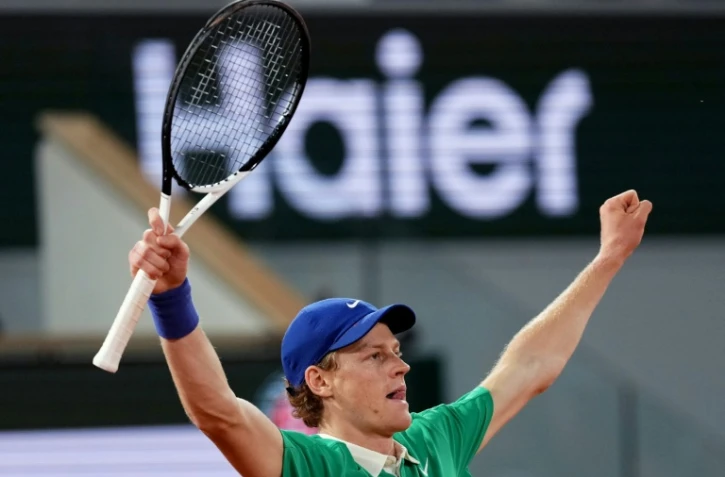 L'Italien Jannik Sinner célèbre sa victoire en demi-finale du simple messieurs contre le Serbe Novak Djokovic lors des Internationaux de France de tennis, à Paris, le 6 juin 2025
