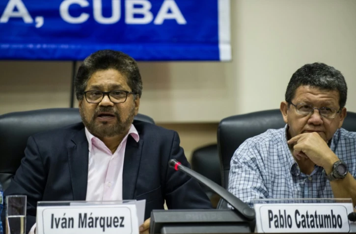 Ivan Marquez (g), le chef de la délégation des Farc pour les pourparlers de paix, lors d'une conférence de presse, le 19 janvier 2016 à La Havane, à Cuba