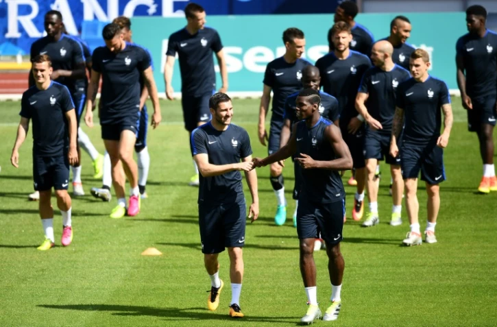 Les joueurs de l'équipe de France arrivent pour un entraînement à Clairefontaine-en-Yvelines le 9 juillet 2016