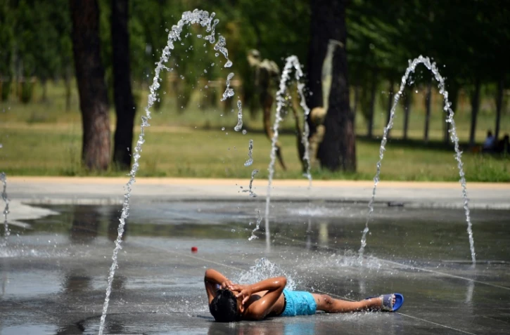 Un enfant se rafraichit à Montpellier le 27 juin 2019