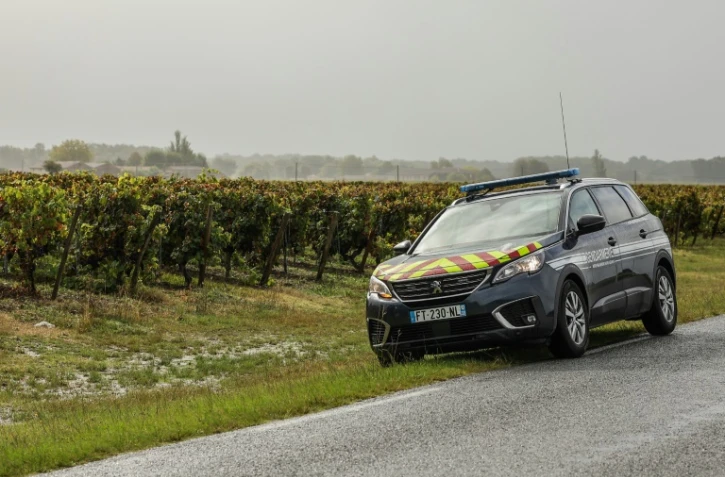 Un véhicule de gendarmerie garé près des vignes du château Sipian, le 29 septembre 2021 à Valeyrac, en Gironde