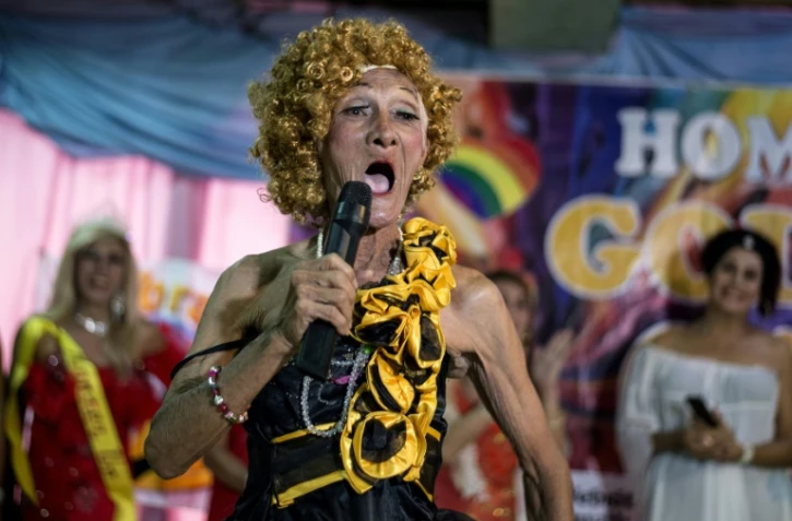 An Enriquez, vendeur de rue de 82 ans, se produit dans un drag show avec les membres du collectif "Golden Gays",  le 16 juin 2018 à Manille, aux Philippines
