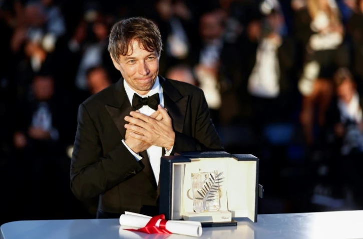Le réalisateur américain Sean Baker pose après avoir remporté la Palme d'or au 77e festival de Cannes, le 25 mai 2024 à Cannes