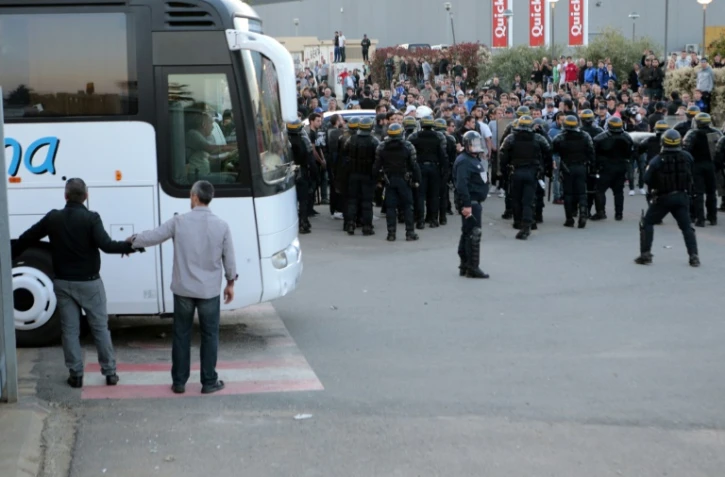 Les joueurs de Lyon quittent le stade Armand-Césari en autobus protégés par les forces de l'ordre, le 16 avril 2017