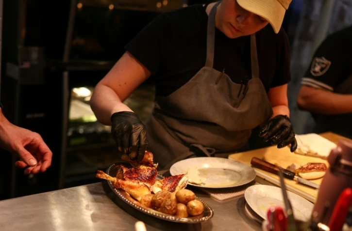 Une assiette de poulet roti au restaurant Gigi's à New York le 26 avril 2026
