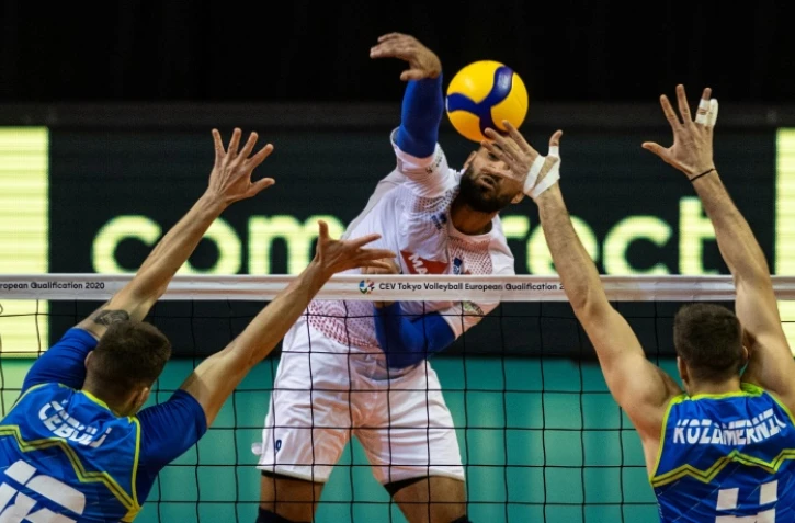 Le Français Earvin Ngapeth (c) smashe contre la Slovénie en demi-finale du Tournoi de qualification olympique de Berlin, le 9 janvier 2020
