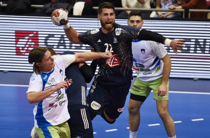 Le Français Luka Karabatic (g) face à la Slovénie en match de préparation au Mondial de handball, le 6 janvier 2017 à Toulouse