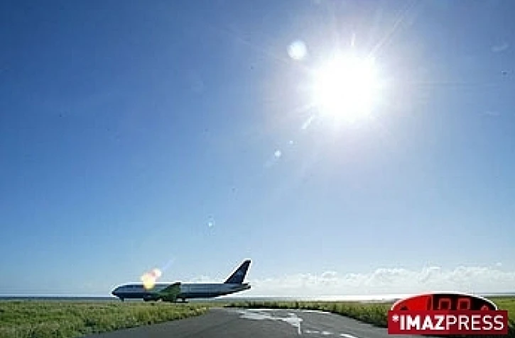 Un avion sur la piste de l'aéroport Rolland-Garros