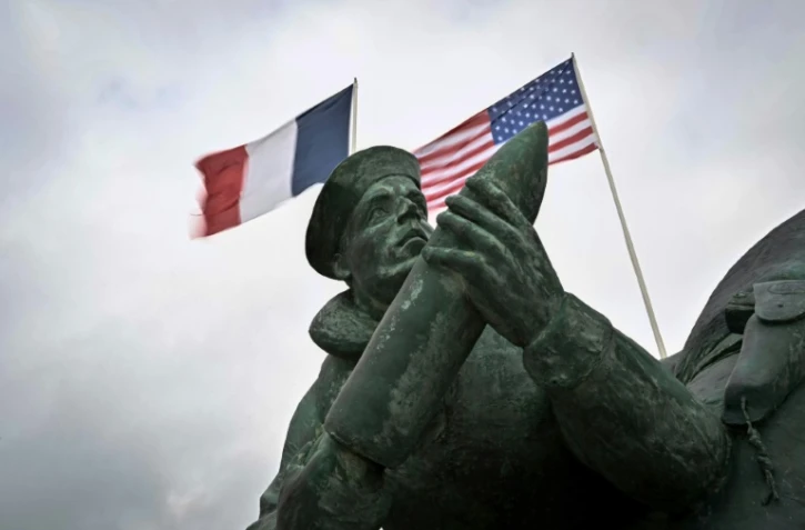 Les drapeaux des Etats-Unis et de la France au-dessus du monument d'Utah Beach, le 1er juin 2024, à Sainte-Marie-Du-Mont, dans la Manche, à l'occasion des commémorations du 80e anniversaire du Débarquement