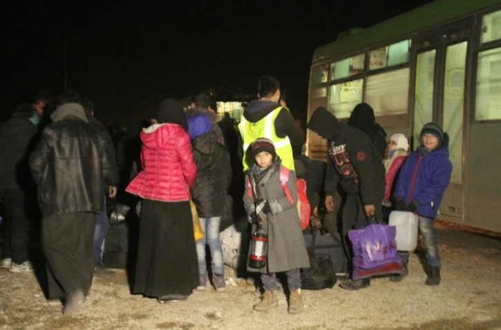 Des civils évacués d'Alep à leur arrivée le 15 décembre 2016 dans la région de Khan al-Aassal à l'ouest de la ville